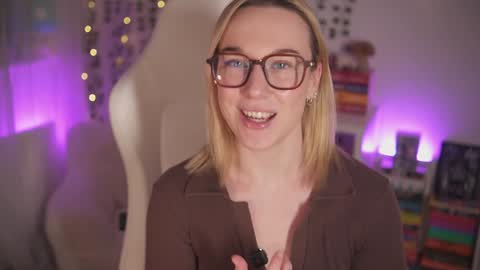 Snapshot of emily_fox_official chatting on 12-08-24, 10:36 Em - online show from 12-08-24, 10:36