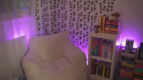 Snapshot of emily_fox_official chatting on 12-10-24, 09:00 Em - online show from 12-10-24, 09:00