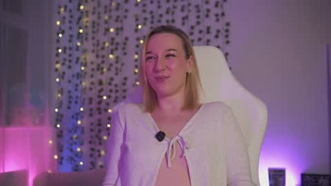 Snapshot of emily_fox_official chatting on 12-12-24, 10:42 Em - online show from 12-12-24, 10:42