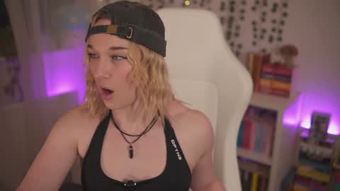 Snapshot of emily_fox_official chatting on 12-16-24, 11:28 Em - online show from 12-16-24, 11:28