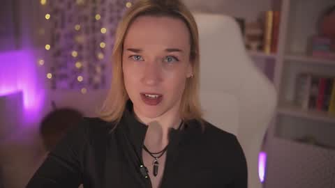 Snapshot of emily_fox_official chatting on 12-19-24, 10:32 Em - online show from 12-19-24, 10:32