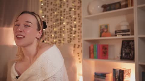 Snapshot of emily_fox_official chatting on 12-21-24, 01:26 Em - online show from 12-21-24, 01:26