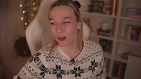 Snapshot of emily_fox_official chatting on 12-22-24, 10:15 Em - online show from 12-22-24, 10:15