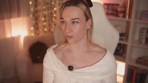 Snapshot of emily_fox_official chatting on 12-24-24, 12:00 Em - online show from 12-24-24, 12:00