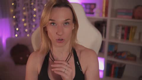 Snapshot of emily_fox_official chatting on 12-26-24, 10:41 Em - online show from 12-26-24, 10:41