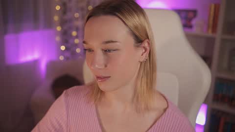 Snapshot of emily_fox_official chatting on 01-01-25, 11:29 Em - online show from 01-01-25, 11:29