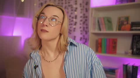 Snapshot of emily_fox_official chatting on 01-05-25, 09:57 Em - online show from 01-05-25, 09:57