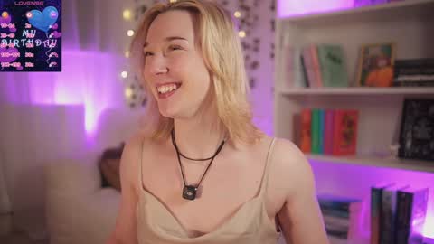 Snapshot of emily_fox_official chatting on 01-07-25, 11:45 Em - online show from 01-07-25, 11:45