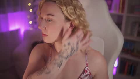 Snapshot of emily_fox_official chatting on 01-12-25, 09:40 Em - online show from 01-12-25, 09:40