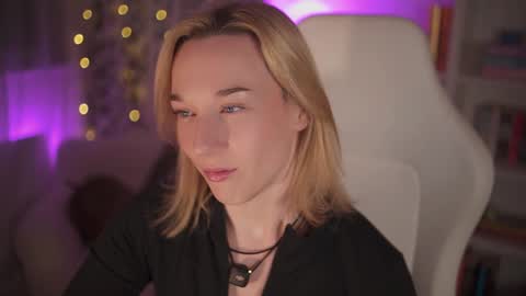 Snapshot of emily_fox_official chatting on 01-16-25, 10:44 Em - online show from 01-16-25, 10:44