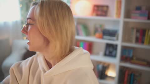 Snapshot of emily_fox_official chatting on 01-23-25, 01:24 Em - online show from 01-23-25, 01:24