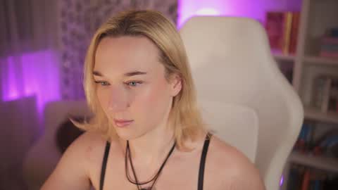 Snapshot of emily_fox_official chatting on 01-28-25, 10:12 Em - online show from 01-28-25, 10:12