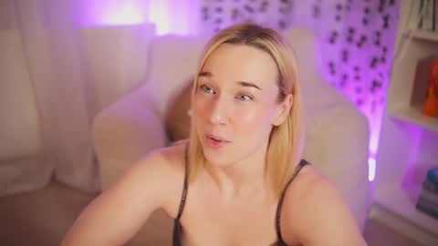 Snapshot of emily_fox_official chatting on 02-04-25, 11:49 Em - online show from 02-04-25, 11:49