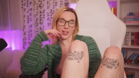 Snapshot of emily_fox_official chatting on 02-05-25, 10:01 Em - online show from 02-05-25, 10:01