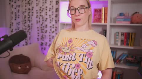 Snapshot of emily_fox_official chatting on 02-06-25, 11:58 Em - online show from 02-06-25, 11:58