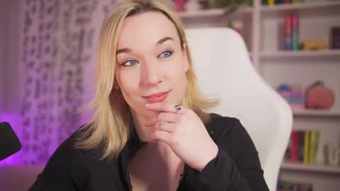 Snapshot of emily_fox_official chatting on 02-10-25, 11:45 Em - online show from 02-10-25, 11:45