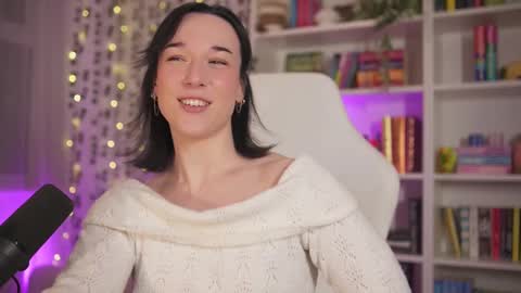 Snapshot of emily_fox_official chatting on 02-23-25, 08:11 Em - online show from 02-23-25, 08:11