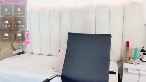 emily_hilton1 online show from 08-01-26, 06:29