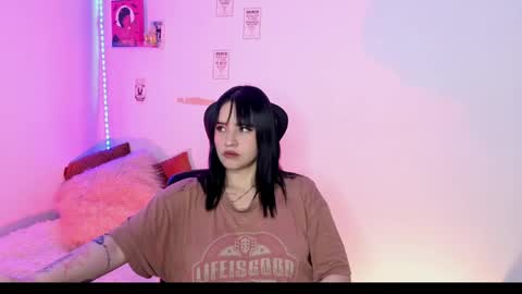 Snapshot of emily_lindey_ chatting on 05-13-26, 04:21 Emily Lindey online show from 05-13-26, 04:21