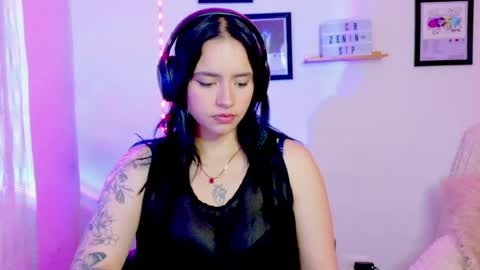 Snapshot of emily_lindey_ chatting on 06-07-26, 05:00 Emily Lindey online show from 06-07-26, 05:00
