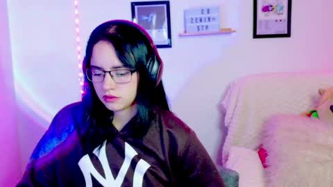 Snapshot of emily_lindey_ chatting on 06-11-26, 02:53 Emily Lindey online show from 06-11-26, 02:53
