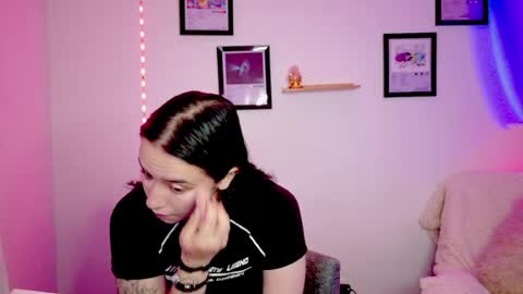 Snapshot of emily_lindey_ chatting on 06-17-26, 06:38 Emily Lindey online show from 06-17-26, 06:38