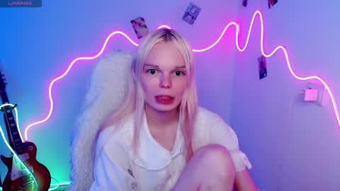 Snapshot of emily_nyaffe chatting on 11-05-25, 01:00 Lia online show from 11-05-25, 01:00