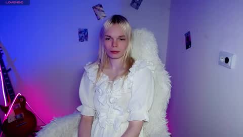 Snapshot of emily_nyaffe chatting on 12-13-25, 09:09 Lia online show from 12-13-25, 09:09