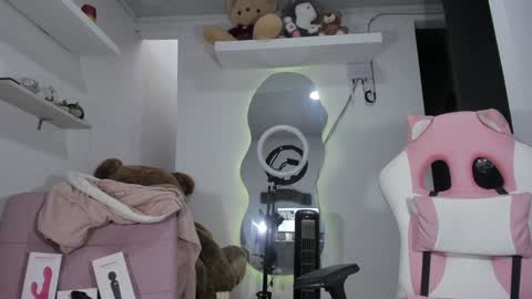 Snapshot of emily_palmeer chatting on 12-11-24, 12:12 emily_palmeer online show from 12-11-24, 12:12