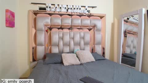 Snapshot of emily_poarch chatting on 02-21-25, 12:27 emily online show from 02-21-25, 12:27