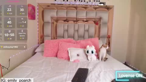 Snapshot of emily_poarch chatting on 10-11-25, 10:19 emily online show from 10-11-25, 10:19