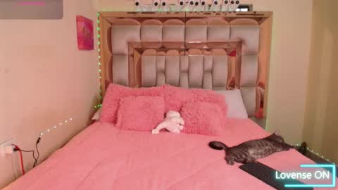 Snapshot of emily_poarch chatting on 10-16-25, 10:33 emily online show from 10-16-25, 10:33