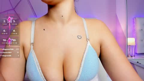 Snapshot of emily_roux chatting on 12-11-24, 02:09 EMILY online show from 12-11-24, 02:09