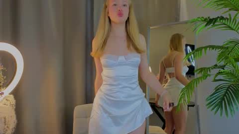 Snapshot of emily_shepard chatting on 09-22-25, 01:40 emily shepard online show from 09-22-25, 01:40