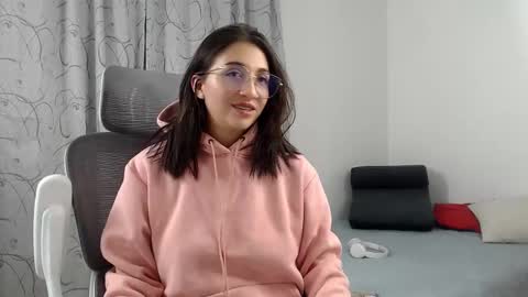 Snapshot of emily_smith29 chatting on 12-04-24, 06:00 emi online show from 12-04-24, 06:00