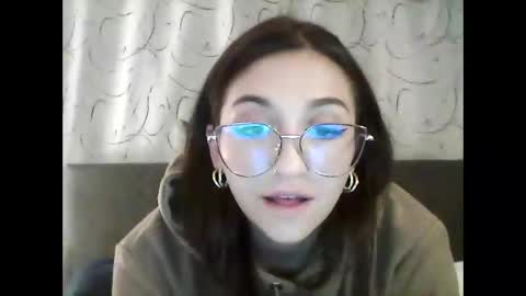 Snapshot of emily_smith29 chatting on 12-14-24, 01:17 emi online show from 12-14-24, 01:17