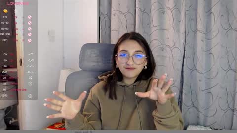 Snapshot of emily_smith29 chatting on 12-14-24, 04:23 emi online show from 12-14-24, 04:23