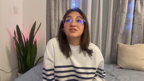 Snapshot of emily_smith29 chatting on 01-24-25, 05:21 emi online show from 01-24-25, 05:21