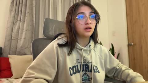 Snapshot of emily_smith29 chatting on 02-05-25, 01:15 emi online show from 02-05-25, 01:15