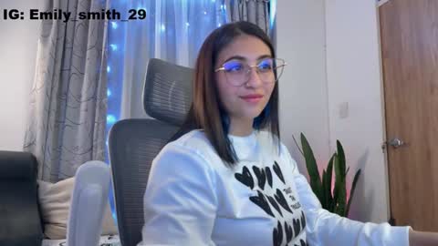 Snapshot of emily_smith29 chatting on 02-08-25, 09:15 emi online show from 02-08-25, 09:15