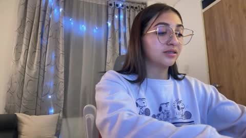 Snapshot of emily_smith29 chatting on 02-14-25, 01:34 emi online show from 02-14-25, 01:34