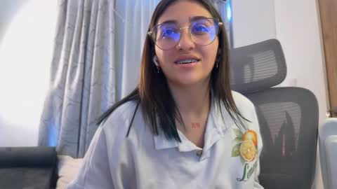 Snapshot of emily_smith29 chatting on 02-15-25, 06:01 emi online show from 02-15-25, 06:01