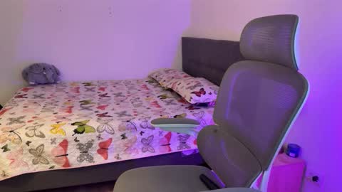 Snapshot of emily_smith29 chatting on 10-12-25, 02:54 emi online show from 10-12-25, 02:54