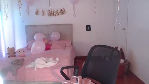 Snapshot of emily_swan_04 chatting on 01-04-25, 07:02 Emily  Swan online show from 01-04-25, 07:02