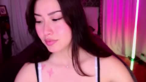 Snapshot of emily_swan_04 chatting on 12-23-25, 02:31 Emily Swan online show from 12-23-25, 02:31