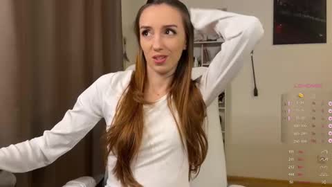 Snapshot of emily_w0w_ chatting on 11-23-25, 09:25 Lia online show from 11-23-25, 09:25