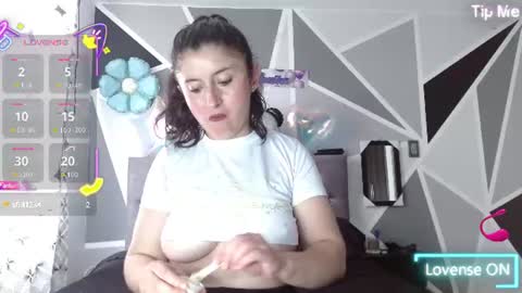 Snapshot of emily_white00 chatting on 06-09-26, 09:15 emily online show from 06-09-26, 09:15