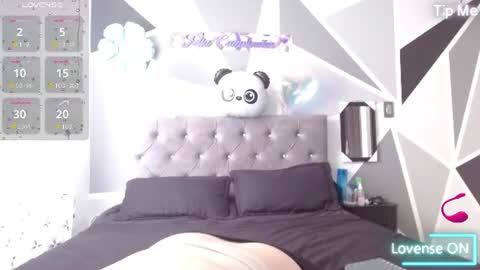 Snapshot of emily_white00 chatting on 06-13-26, 06:06 emily online show from 06-13-26, 06:06