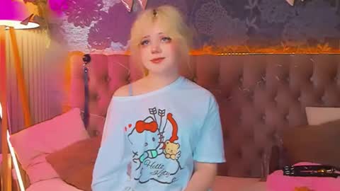 Snapshot of emilyangels chatting on 04-23-26, 07:09 Baby Emelli online show from 04-23-26, 07:09