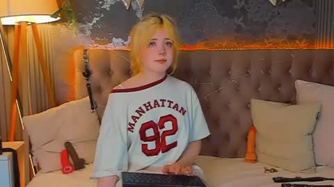Snapshot of emilyangels chatting on 04-30-26, 06:53 Baby Emelli online show from 04-30-26, 06:53